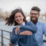 Pareja sonriente con cabello saludable representando el uso de dermaroller para estimular el crecimiento capilar