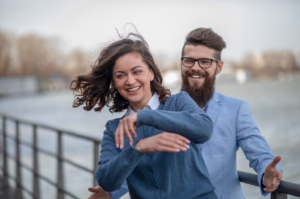 Pareja sonriente con cabello saludable representando el uso de dermaroller para estimular el crecimiento capilar